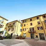 La Piazza Апартаменты Менаджо